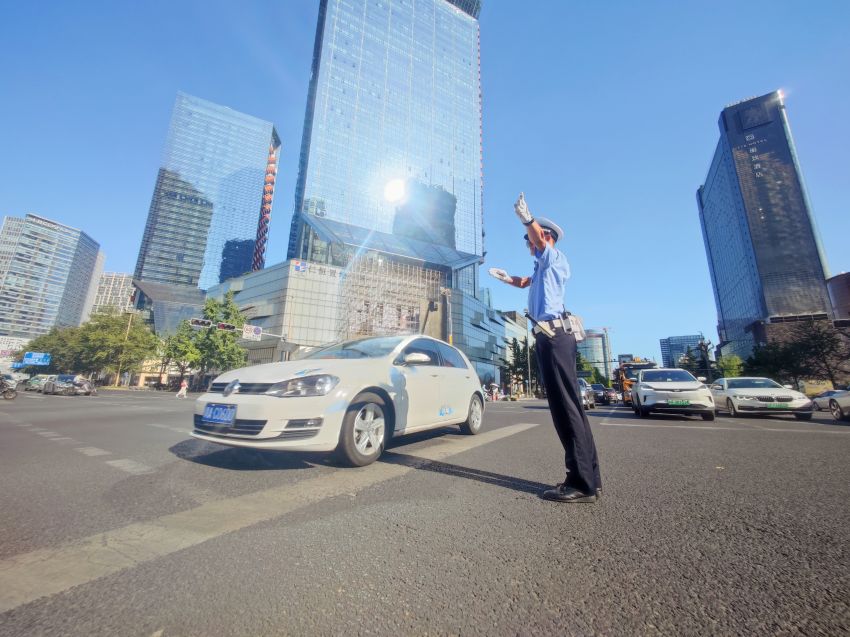 成都交警疏導交通提升城市通勤效率。成都市公安局供圖