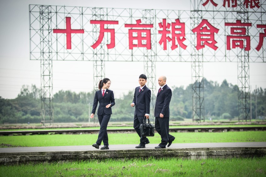 開展巡田工作，以“檢察藍”守護“生態綠”。崇州市檢察院供圖