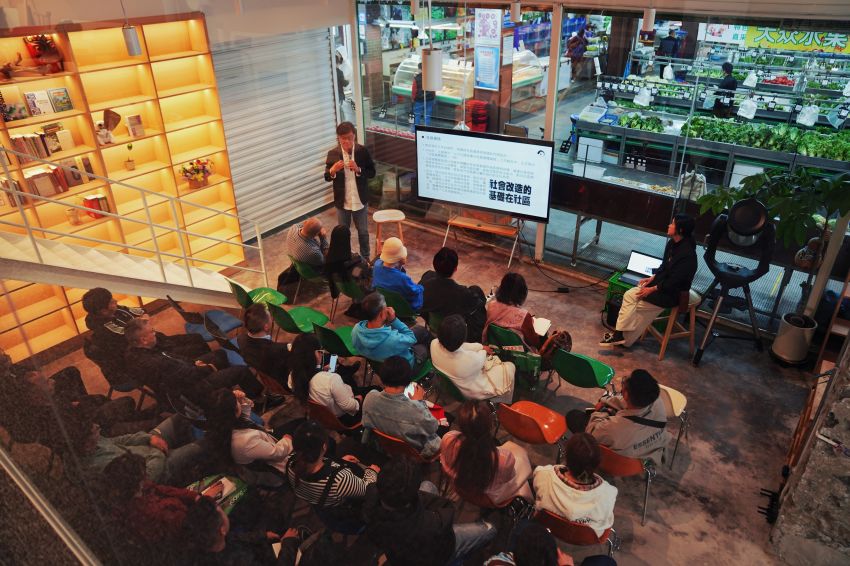 益民菜市（芳草街店）“菜市書屋”。成都市委宣傳部供圖