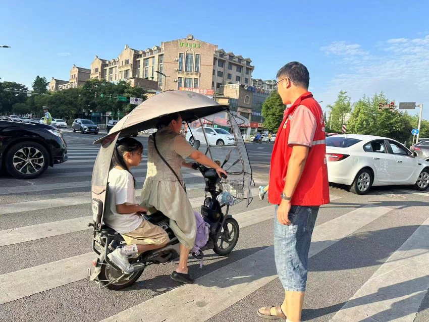 程平在開展文明交通勸導。都江堰市融媒體中心供圖