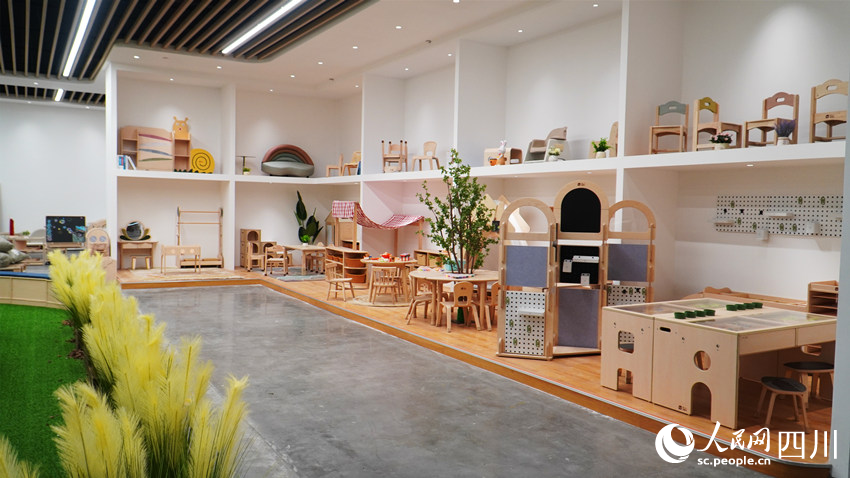 成都匯鴻科技集團展廳內的產品。實習生 舒鑫攝