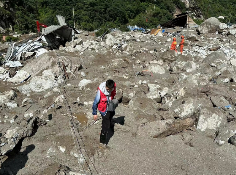 前線正在進行人員搜救和泥石流災害排查工作。四川省地質調查研究院供圖