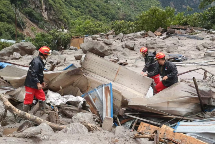 搜救失聯人員。中國安能三局供圖