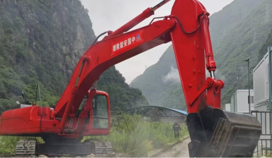 搶通被沖毀道路。中國安能三局供圖