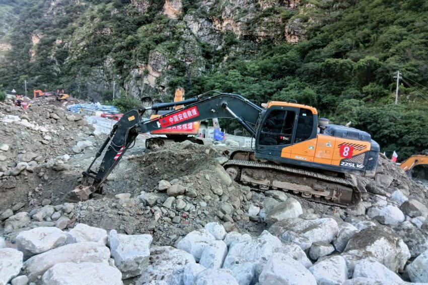 8月5日，康定方向搶險救援現場畫面。中國安能集團供圖