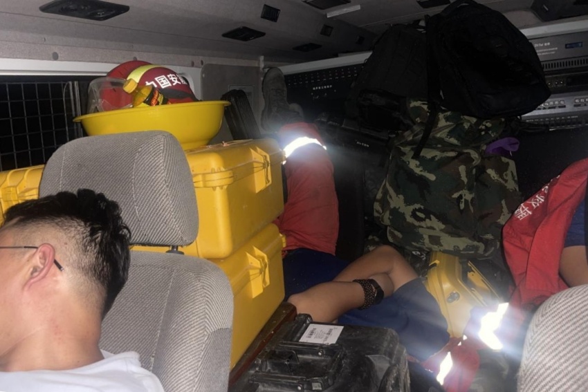 短暫的休息時間，雅安救援員躺在堅硬的救援裝備當中。中國安能集團供圖
