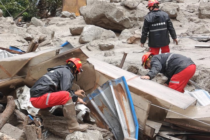 康定駐勤隊員第一時間開展救援工作。中國安能集團供圖