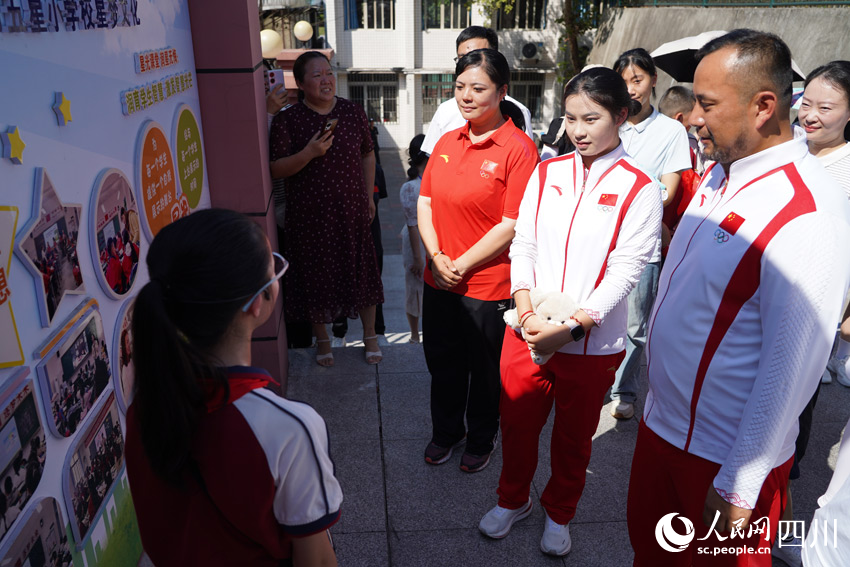 看見學妹成長，想起自己的童年時光。許世智攝