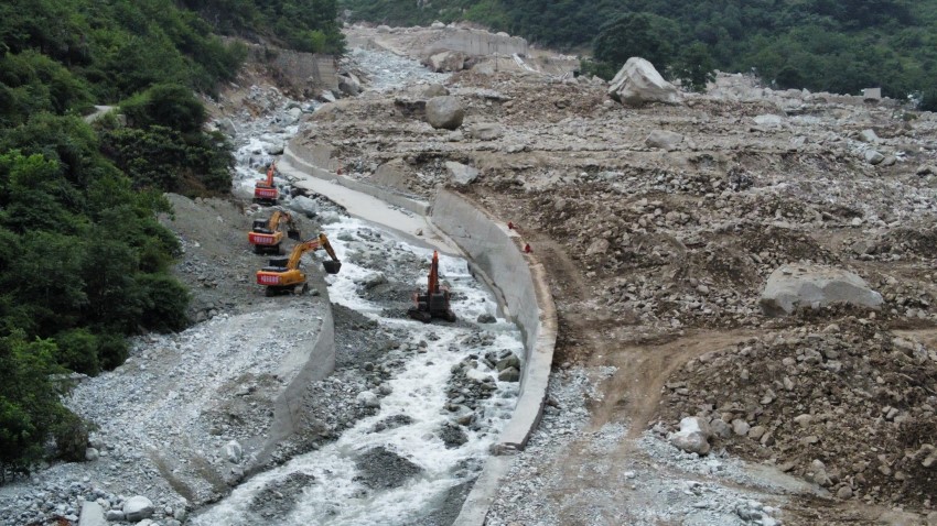 中國安能專業救援隊伍清理河道。中國安能集團供圖