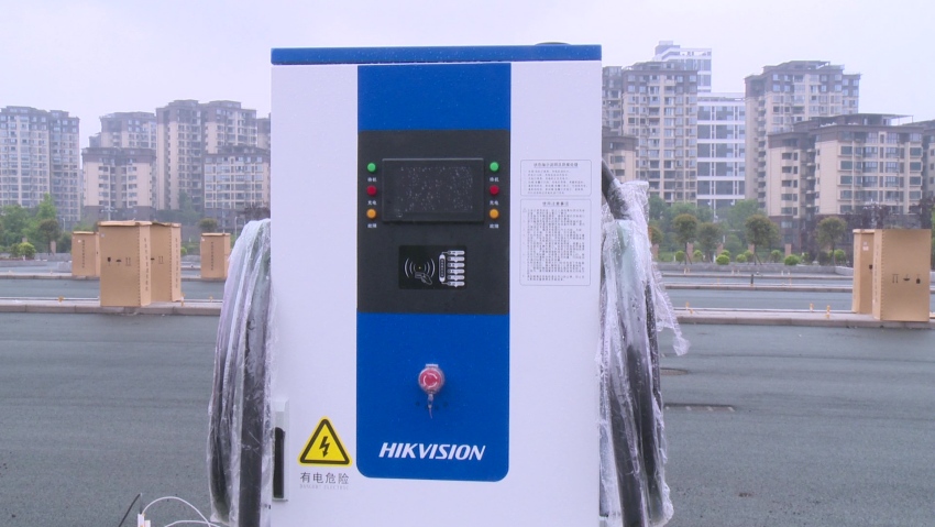 小青龍河智慧停車場充電樁。張進悅攝