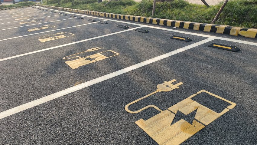 停車場內的可充電地標。龔傲雪攝