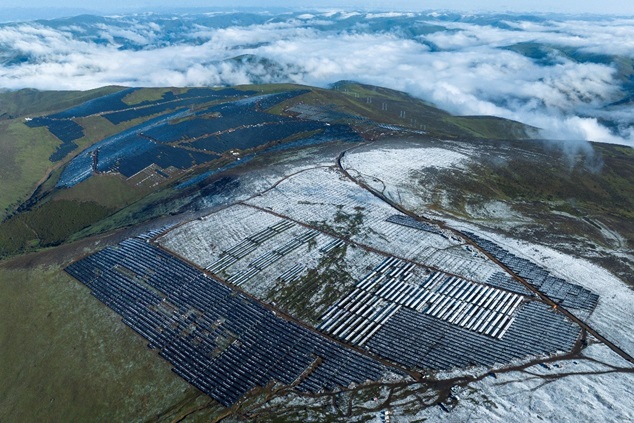 全球最大水光互補項目柯拉光伏電站。邱云攝