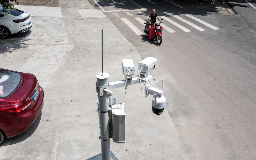 “AI近鄰警察”對一名騎電瓶車不戴頭盔的駕駛人進行語音提醒。張磊供圖