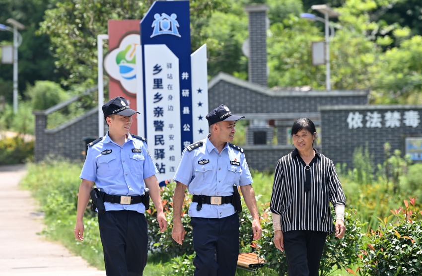 民輔警駐守在“鄉里鄉親警民驛站”提高了見警率、管事率。張磊供圖