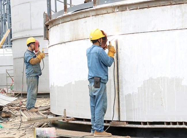 四川能投德阿鋰業有限責任公司年產3萬噸鋰鹽項目建設現場。綿竹融媒體中心供圖