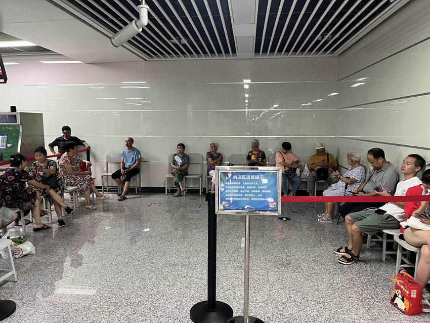 車站的納涼區域市民或閉目養神，或小聲攀談。人民網記者 郭瑩攝