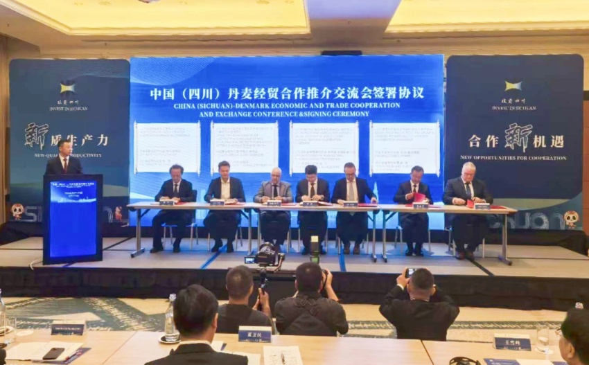 現場簽約。四川省經濟合作供圖