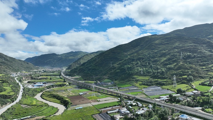 川青鐵路四川境內段落全線開通后，動車直抵黃龍九寨溝景區只需三小時。成蘭公司供圖