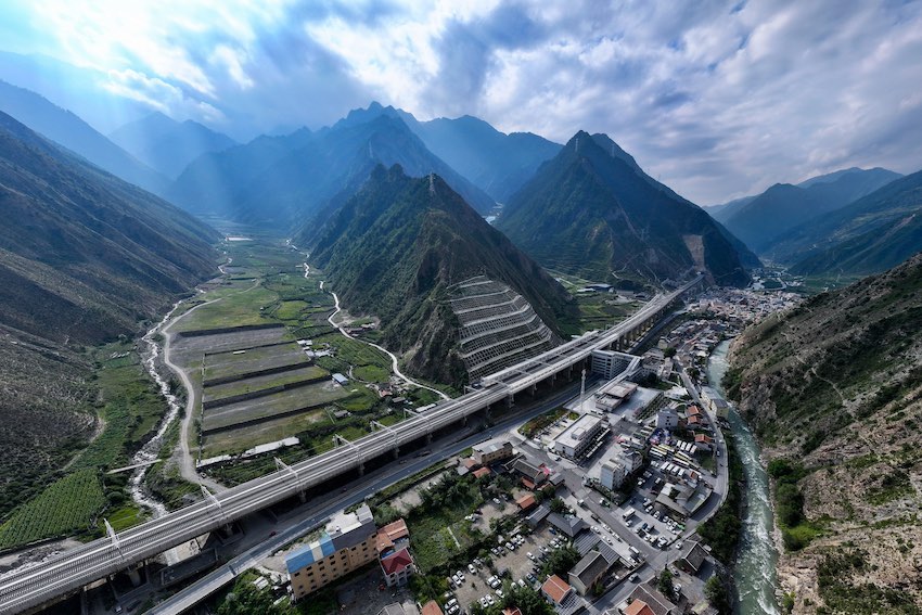 群山環抱川青鐵路。成蘭公司供圖