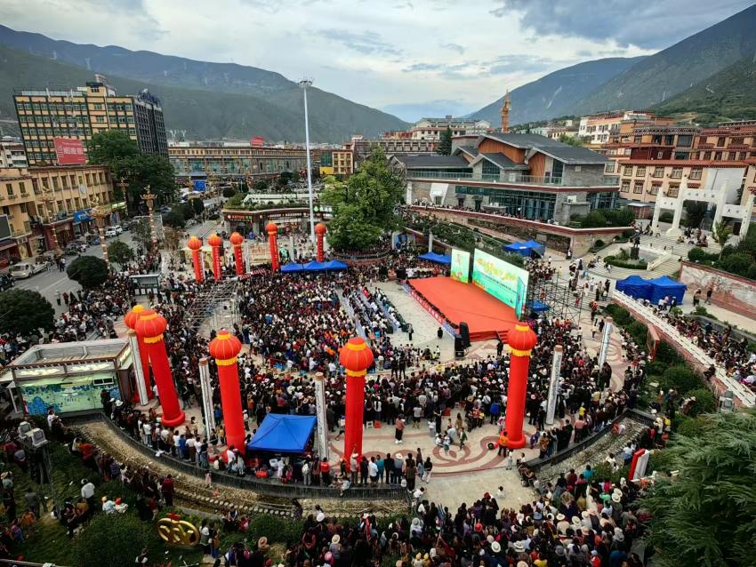 競演活動現場。巴塘縣委宣傳部供圖