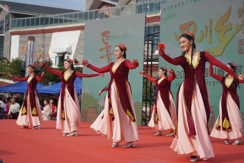 競演活動現場。巴塘縣委宣傳部供圖