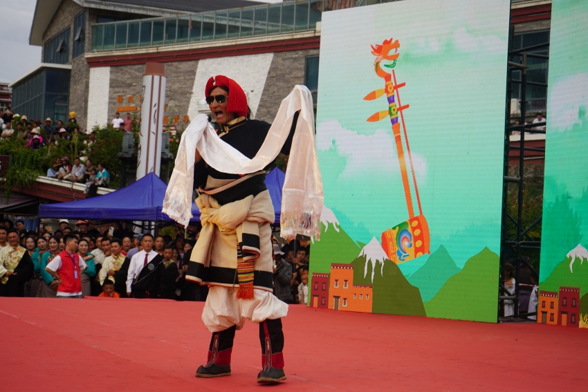 競演活動現場。巴塘縣委宣傳部供圖