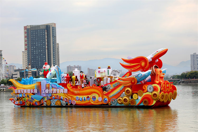 彩船巡游。高寒攝