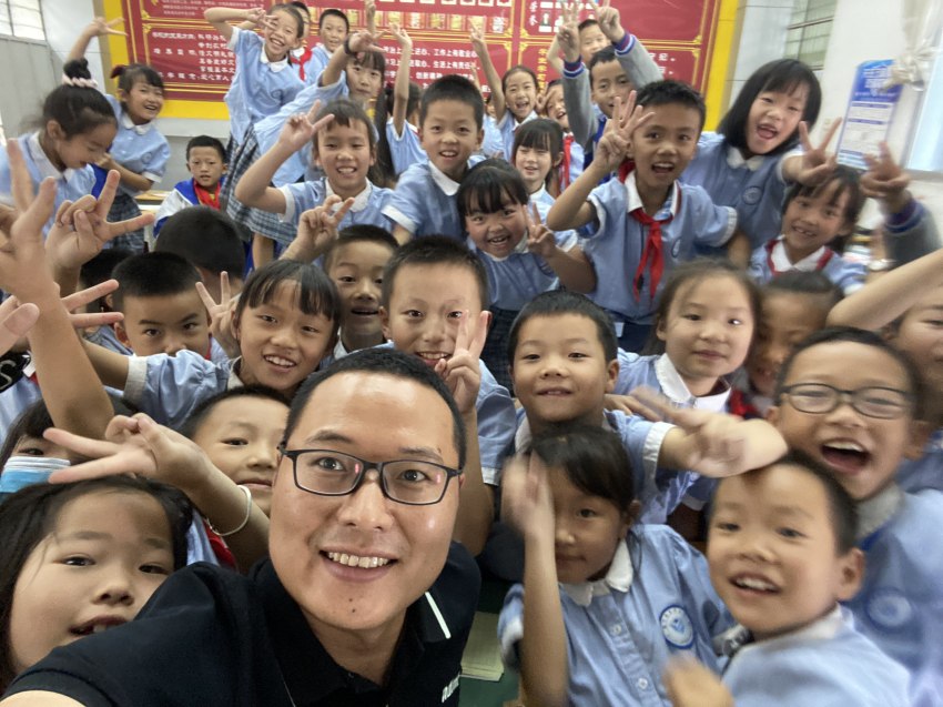 曾松與學生合照。受訪者供圖