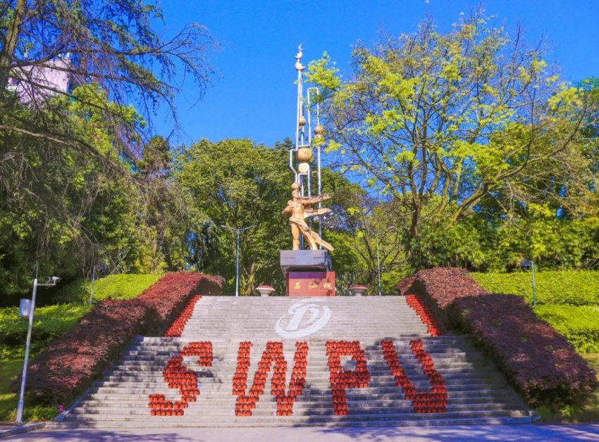 西南石油大學（南充校區）石油魂雕塑。西南石油大學供圖