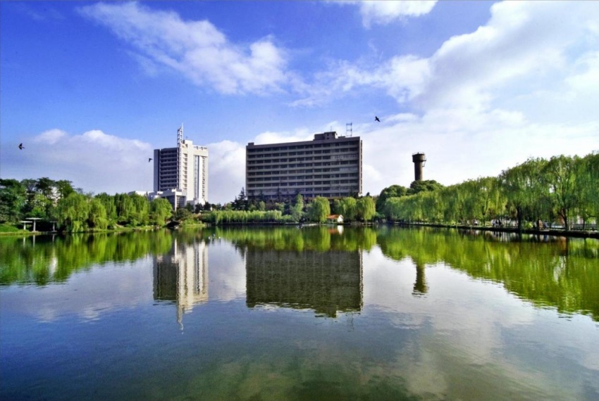 西南石油大學（南充校區）龍井湖。西南石油大學供圖