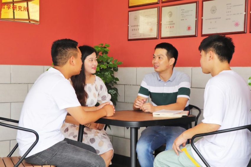 張健豐在課下與學生交流。陳鵬帆攝