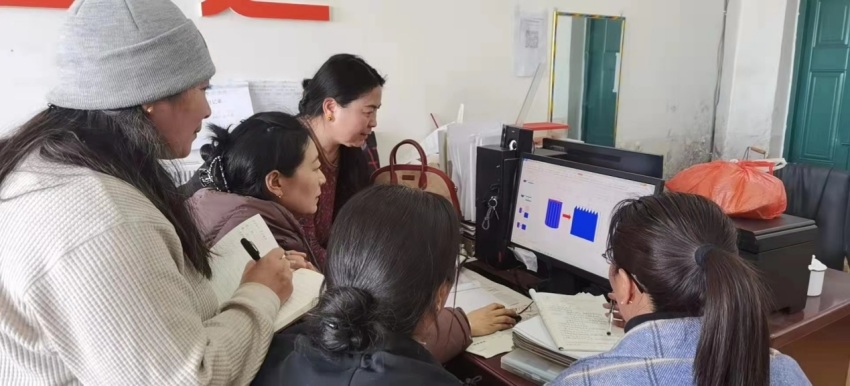 班佑完全寄宿制小學里的數學組，老師在學習制作課件。受訪者供圖