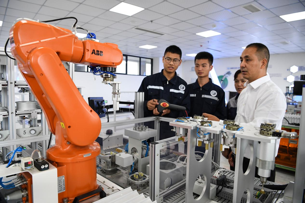 瀘州職業技術學院學生進行工業機器人實訓操作。瀘州職業技術學院供圖