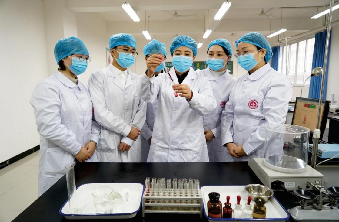 學院師生創新開展科學研究。四川護理職業學院供圖