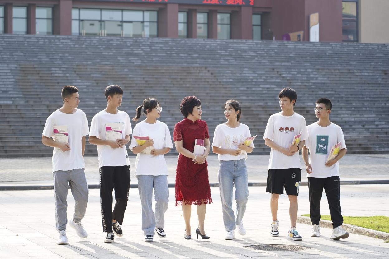 張先庚在校園與學生交流。四川護理職業學院供圖