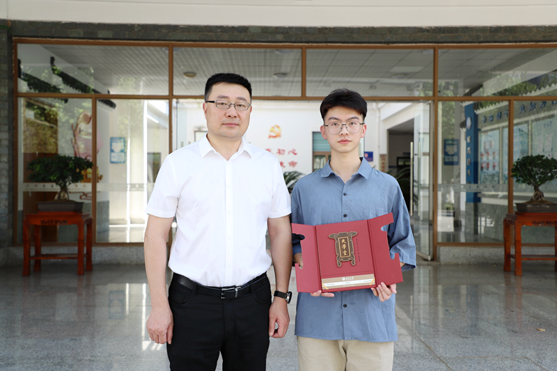 2024年，瀘州老窖天府中學喻科源同學考取北京大學。瀘州老窖天府中學供圖