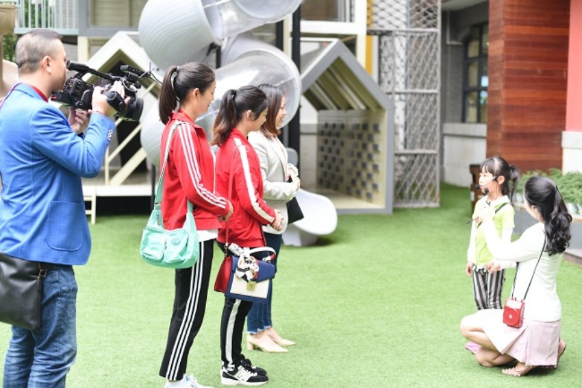 機關三幼兒童向參訪者講述童年的故事。成都市金牛區機關第三幼兒園供圖