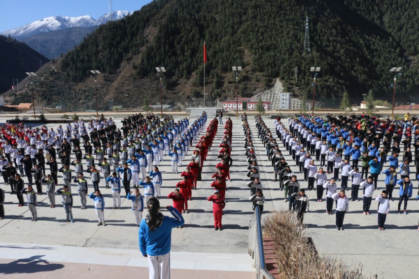 白玉縣中學學生大課間。白玉縣中學校供圖