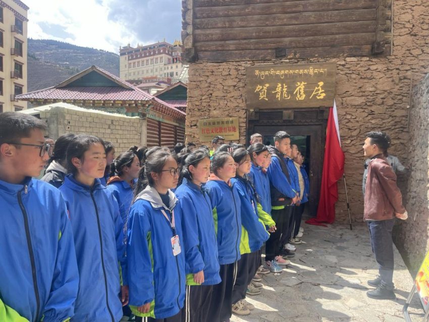 學生參加“傳承長征精神，賡續紅色血脈”活動”。白玉縣中學校供圖