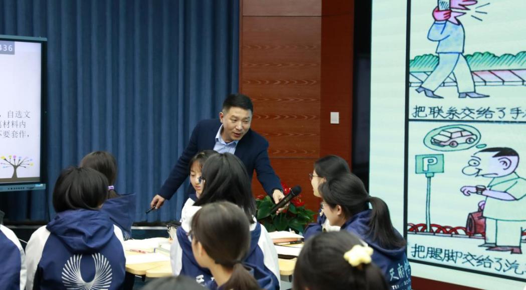 袁學民在天府中學教育教學學術年會上授課。受訪者供圖