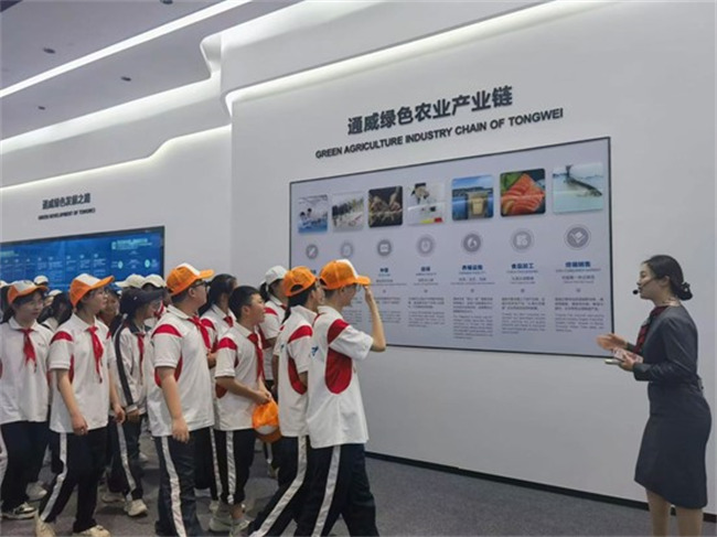 金堂縣中小學生走進通威太陽能（金堂）基地研學。金堂縣委宣傳部供圖