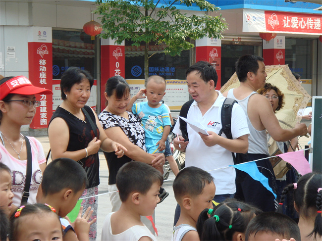 2008開展流動幼園的同時對家長進行調研。鄢超云供圖
