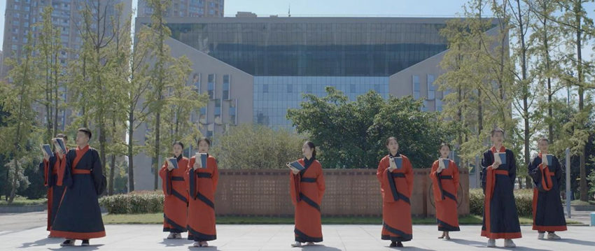 師范生每日開展“晨讀經典 晚書華章”課外品牌活動。成都師范學院供圖