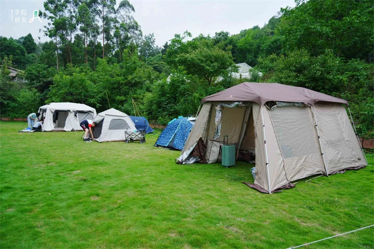 市民在半隱桃源露營。天府新區融媒體中心供圖