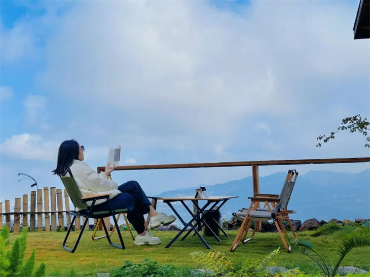 游客在歸院·歸與隱看書喝茶。天府新區融媒體中心供圖