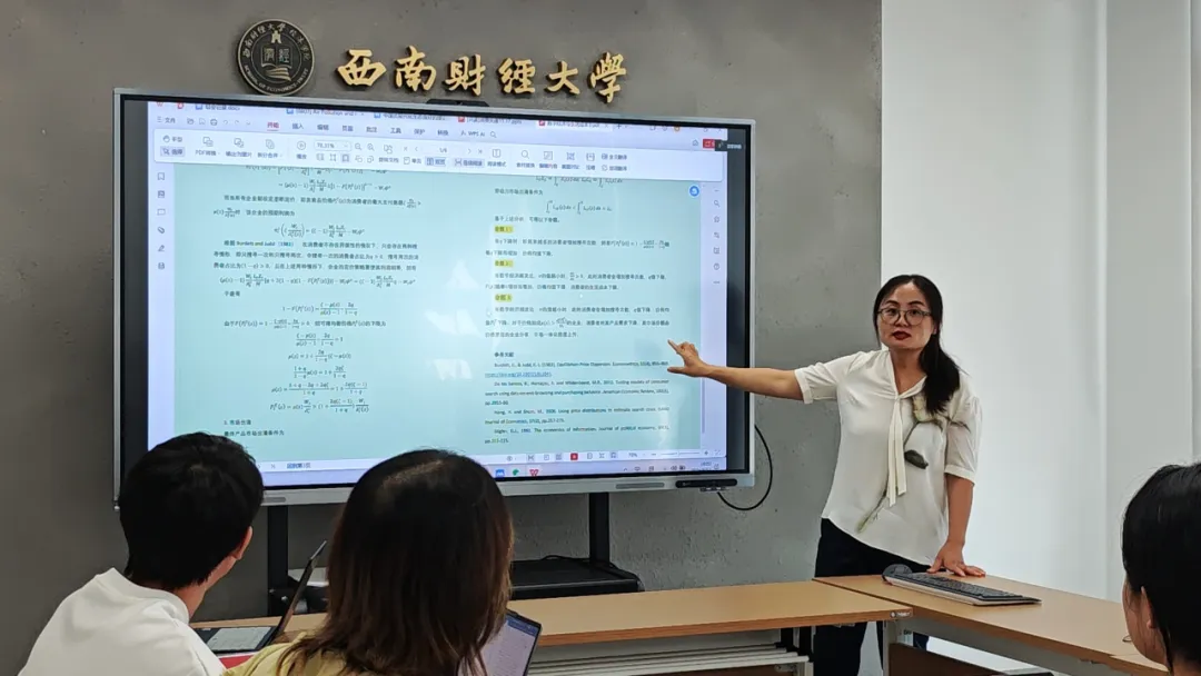 鄒紅在指導學生。消費經濟與勞動經濟科研團隊供圖