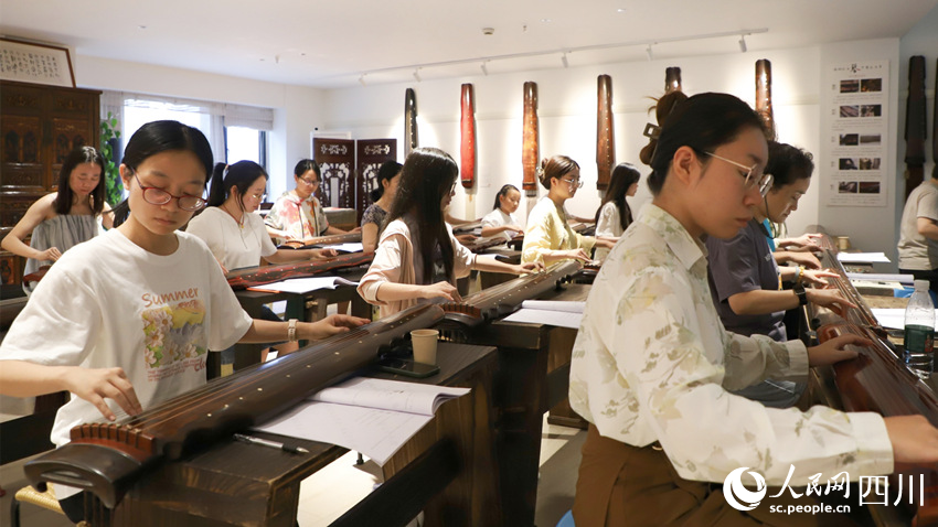 學員們在練習蜀派古琴彈奏技法。實習生 陳萱攝
