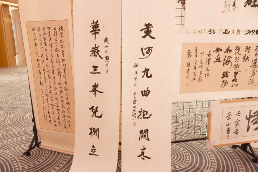 殘疾人文創展上的劉德抱筆書《華岳 黃河》。成都市殘聯供圖