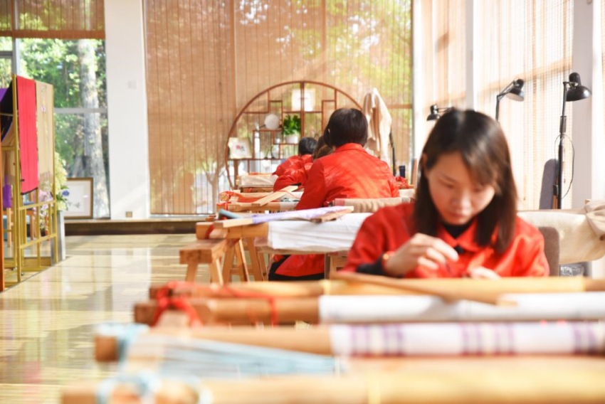 青白江區美麗工坊——“繡緣紅”。成都市殘聯供圖
