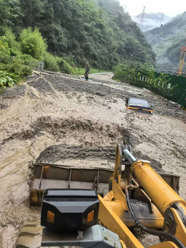 搶救被困車輛。臥龍特區供圖
